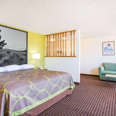 Super 8 By Wyndham Kingman
