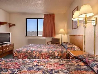 Super 8 By Wyndham Kingman